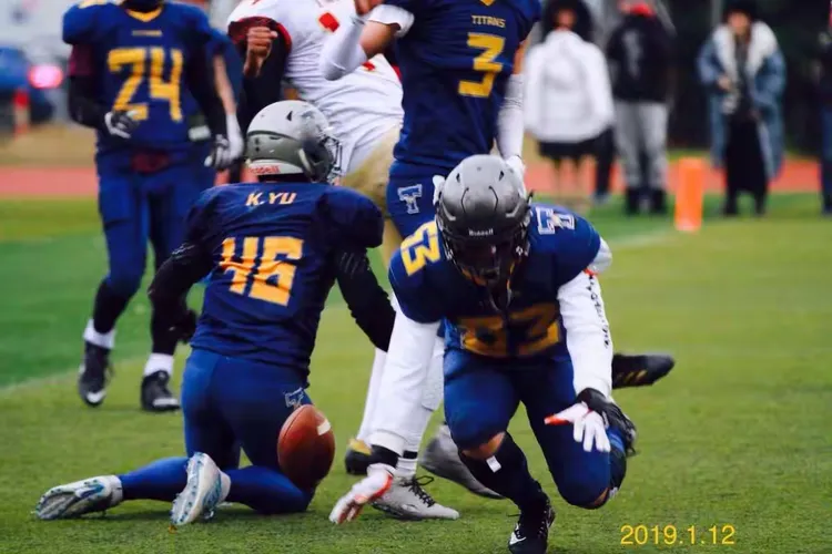 包含橄榄球总决赛即将打响，冠军归属成谜的词条