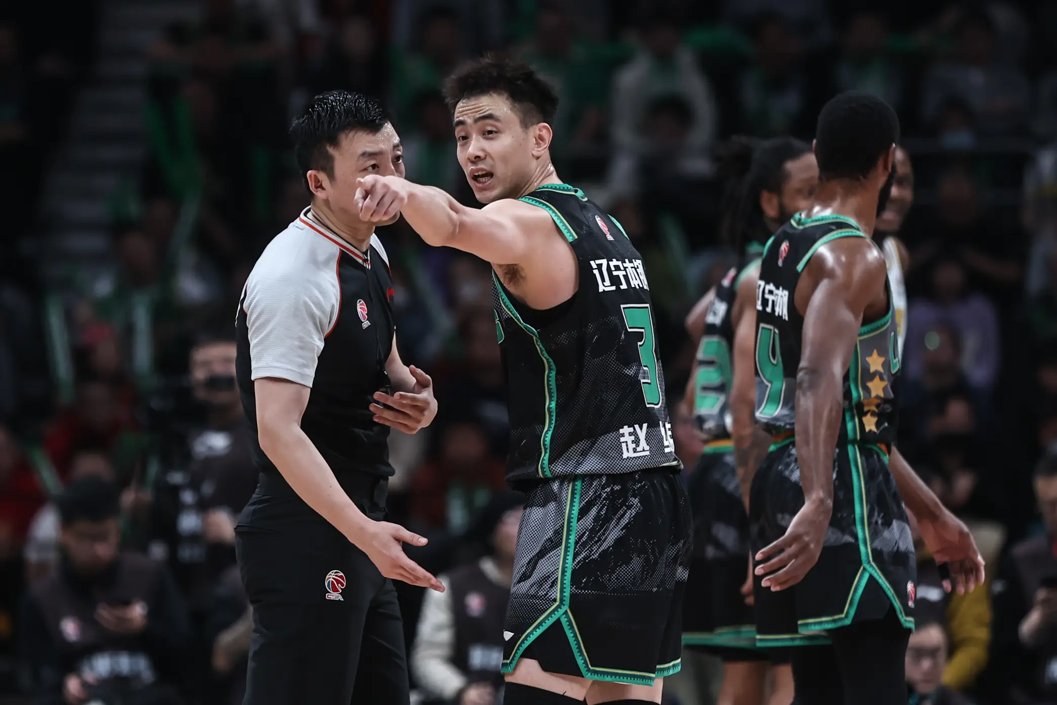 雄鹿险胜四川队,赵继伟扛起全队 雄鹿险胜四川队,赵继伟扛起全队